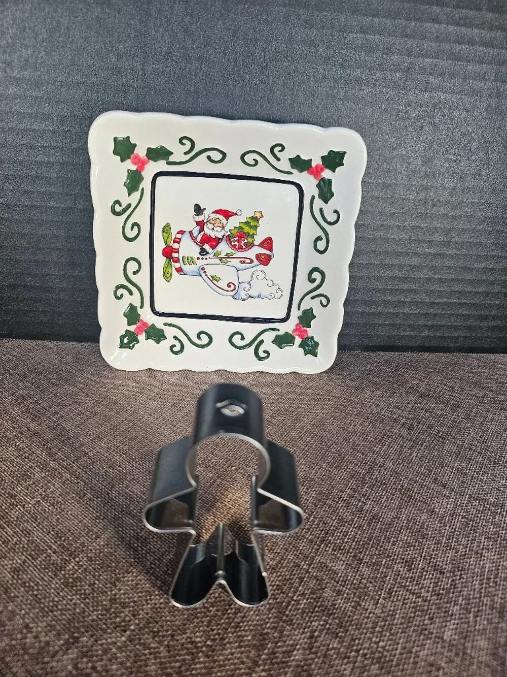 Cosmos Gifts Ceramic Christmas Santa Claus Plate With Metal Cookie Cutter Set